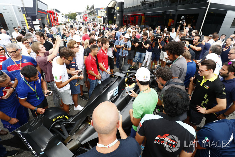 El nuevo auto de F2 2018 en el paddock