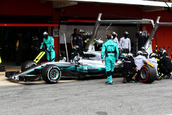 Valtteri Bottas, Mercedes AMG F1 W08 practices a pit stop