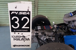 Bagian belakang mobil Presley Martono