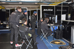I tecnici dell'Orange1 Team Lazarus seguono la gara dal box