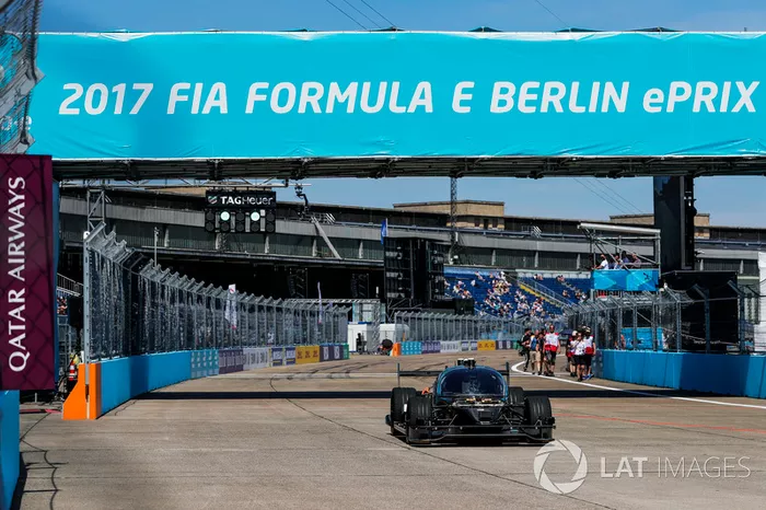 Auto de la Roborace en la pista