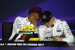 Гонщик Mercedes AMG F1 Льюис Хэмилтон, шлем Айртона Сенны и пилот Mercedes AMG F1 Валттери Боттас