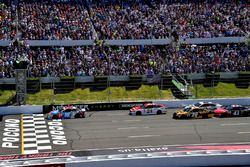 A general view of the start with Kyle Busch, Joe Gibbs Racing Toyota leading