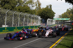 Daniil Kvyat, Scuderia Toro Rosso STR12, lidera a Sergio Pérez, Force India VJM10 y Nico Hulkenberg,