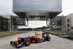 Red Bull RB7 bij het hoofdkantoor van ExxonMobil