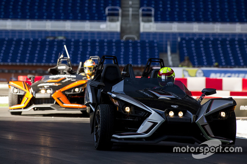 Gabby Chaves maneja el Polaris Slingshot SLR