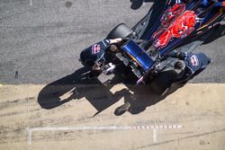 La Scuderia Toro Rosso STR11 di Max Verstappen, Scuderia Toro Rosso nei box