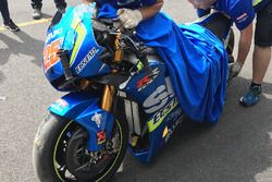 La moto endommagée de Maverick Viñales, Team Suzuki MotoGP