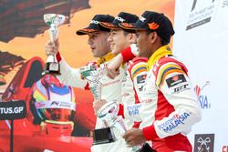 Podium: Pemenang balapan Danial Frost, Faine Kahia, Akash Gowda