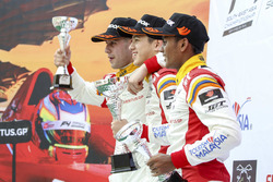 Podium: Pemenang balapan Danial Frost, Faine Kahia, Akash Gowda