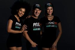 Tony Kanaan con las chicas ROC