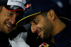 Daniel Ricciardo, Red Bull Racing et Jenson Button, McLaren discutent lors de la conférence de presse