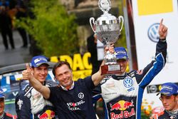 Podio: ganadores Sébastien Ogier, Julien Ingrassia, Volkswagen Motorsport con el jefe del equipo Jos