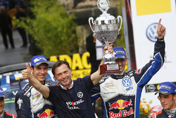 Podium : les vainqueurs Sébastien Ogier, Julien Ingrassia, Volkswagen Motorsport, avec le patron de l'équipe Jost Capito