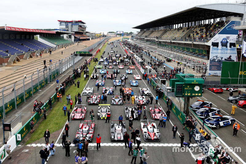 La sesión de fotos tradicional de los coches de Le Mans