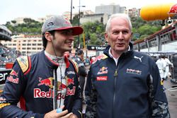 Carlos Sainz Jr., Scuderia Toro Rosso discuter avec Dr Helmut Marko, consultant Red Bull Racing