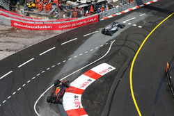 Lewis Hamilton, Mercedes AMG F1 W07 Hybrid leads Daniel Ricciardo, Red Bull Racing RB12