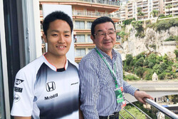 第1コーナーを見下ろすベランダからF1レースを観戦する八郷隆弘社長と、前日のGP2レースで勝利してモナコに日の丸を揚げた松下信治