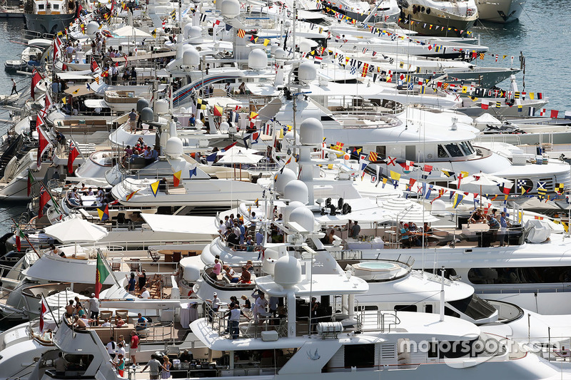 Barcos en el puerto pintoresco de Mónaco