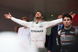 Le vainqueur Lewis Hamilton, Mercedes AMG F1, fête sa victoire sur le podium