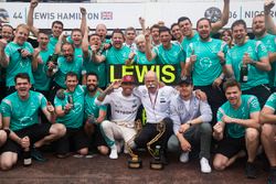 Le vainqueur Lewis Hamilton, Mercedes AMG F1 fête la victoire avec Dr. Dieter Zetsche, Daimler AG CEO, Nico Rosberg, Mercedes AMG F1, et l'équipe