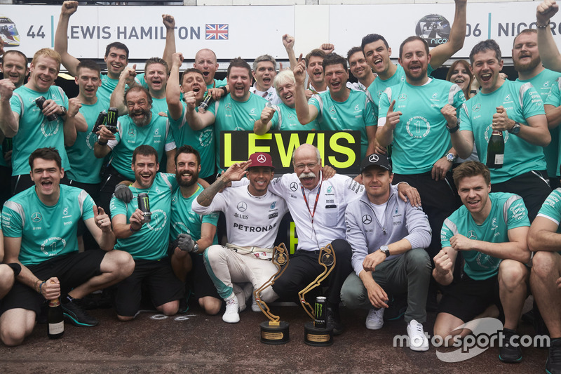 Le vainqueur Lewis Hamilton, Mercedes AMG F1 fête la victoire avec Dr. Dieter Zetsche, Daimler AG CEO, Nico Rosberg, Mercedes AMG F1, et l'équipe