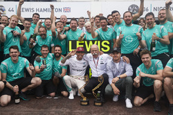 Race winner Lewis Hamilton, Mercedes AMG F1 celebrates with Dr. Dieter Zetsche, Daimler AG CEO, team