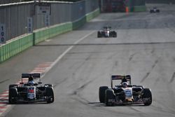 (L to R): Fernando Alonso, McLaren MP4-31 and Carlos Sainz Jr., Scuderia Toro Rosso STR11 battle for