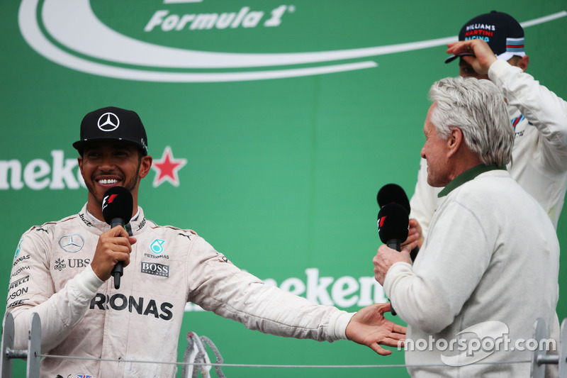 Ganador, Lewis Hamilton, Mercedes AMG F1 celebra con Michael Douglas, Actor