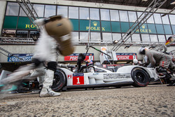 Latihan pit stop untuk #1 Porsche Team Porsche 919 Hybrid: Timo Bernhard, Mark Webber, Brendon Hartl