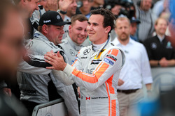 1. Robert Wickens, Mercedes-AMG Team HWA, Mercedes-AMG C63 DTM, mit dem Team