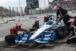 Simon Pagenaud, Team Penske Chevrolet, dans les stands