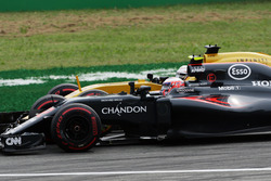 Jenson Button, McLaren MP4-31 and Kevin Magnussen, Renault Sport F1 Team RS16 battle for position