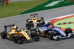 Jolyon Palmer, Renault Sport F1 Team RS16 and Felipe Nasr, Sauber C35