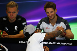 Lewis Hamilton, Mercedes AMG F1 and Romain Grosjean, Haas F1 Team in the FIA Press Conference