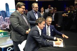 Alejandro Agag, CEO of Formula E signs the contract with Sylvain Vincent, Montréal c'est électrique president while  Denis Coderre, Mayor of Montréal and Alexandre Taillefer, Honorary president are watching.