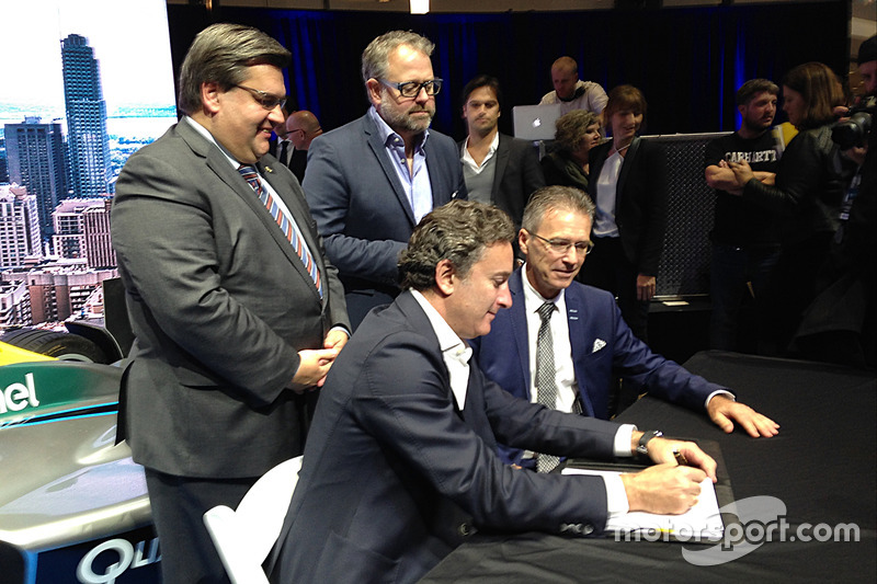 Alejandro Agag, chef de la direction de la Formule E, signe le contrat avec Sylvain Vincent, président de Montréal c'est électrique. Le Maire Denis Coderre et Alexandre Taillefer, président d'honneur, assistent à la signature.