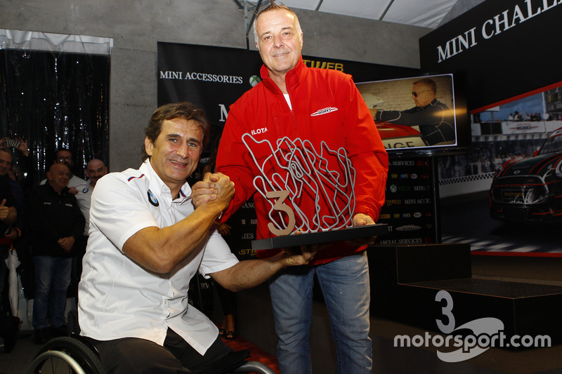 Alex Zanardi, BMW Team Italia, en la ceremonia de premiación