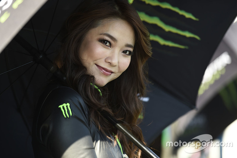 Чарівна дівчина Monster energy