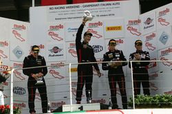 Podio Gara 1 Cayman: al secondo posto Riccardo Pera, Ebimotors, il vincitore Sabino Marco De Castro, Ebimotors, al terzo posto Mercatali-Ceccotto, Dinamic Motorsport