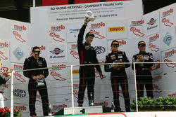 Podio Gara 1 Cayman: al secondo posto Riccardo Pera, Ebimotors, il vincitore Sabino Marco De Castro, Ebimotors, al terzo posto Mercatali-Ceccotto, Dinamic Motorsport