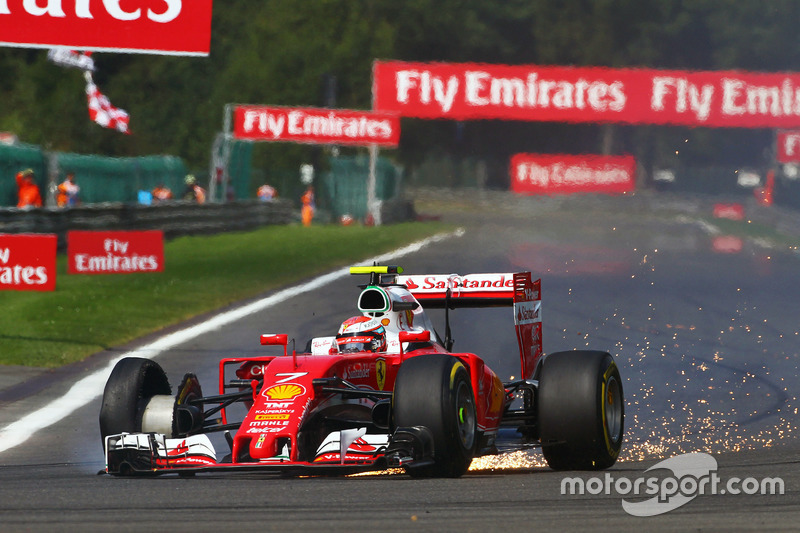 Kimi Raikkonen, Ferrari SF16-H'in lastiği patlıyor