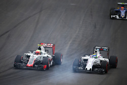 (Da sx a dx): Esteban Gutierrez, Haas F1 Team VF-16 e Felipe Massa, Williams FW38 alla partenza