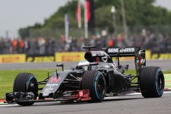 Fernando Alonso, McLaren MP4-31 avec de la peinture flow-viz sur l'aileron avant