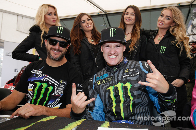 Andreas Bakkerud, Ken Block, Hoonigan Racing Division con le grid girls Monster