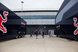 L'équipe Red Bull Racing joue au football dans le paddock