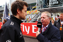 Джолион Палмер, Renault Sport F1 Team и Мартин Брандл, комментатор Sky Sports, на стартовой решетке