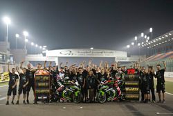 Jonathan Rea, Kawasaki Racing, und Tom Sykes, Kawasaki Racing, feiern mit dem Team