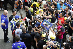 Valentino Rossi, Yamaha Factory Racing signe des autographes pour les fans