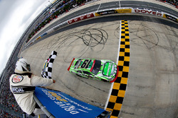 Daniel Suárez, Joe Gibbs Racing Toyota se lleva la bandera a cuadros